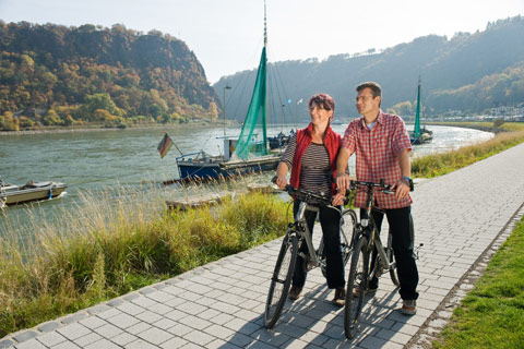 Radfahrer auf dem Rhein-Radweg - Foto: Dominik Ketz © Romantischer Rhein Tourismus GmbH